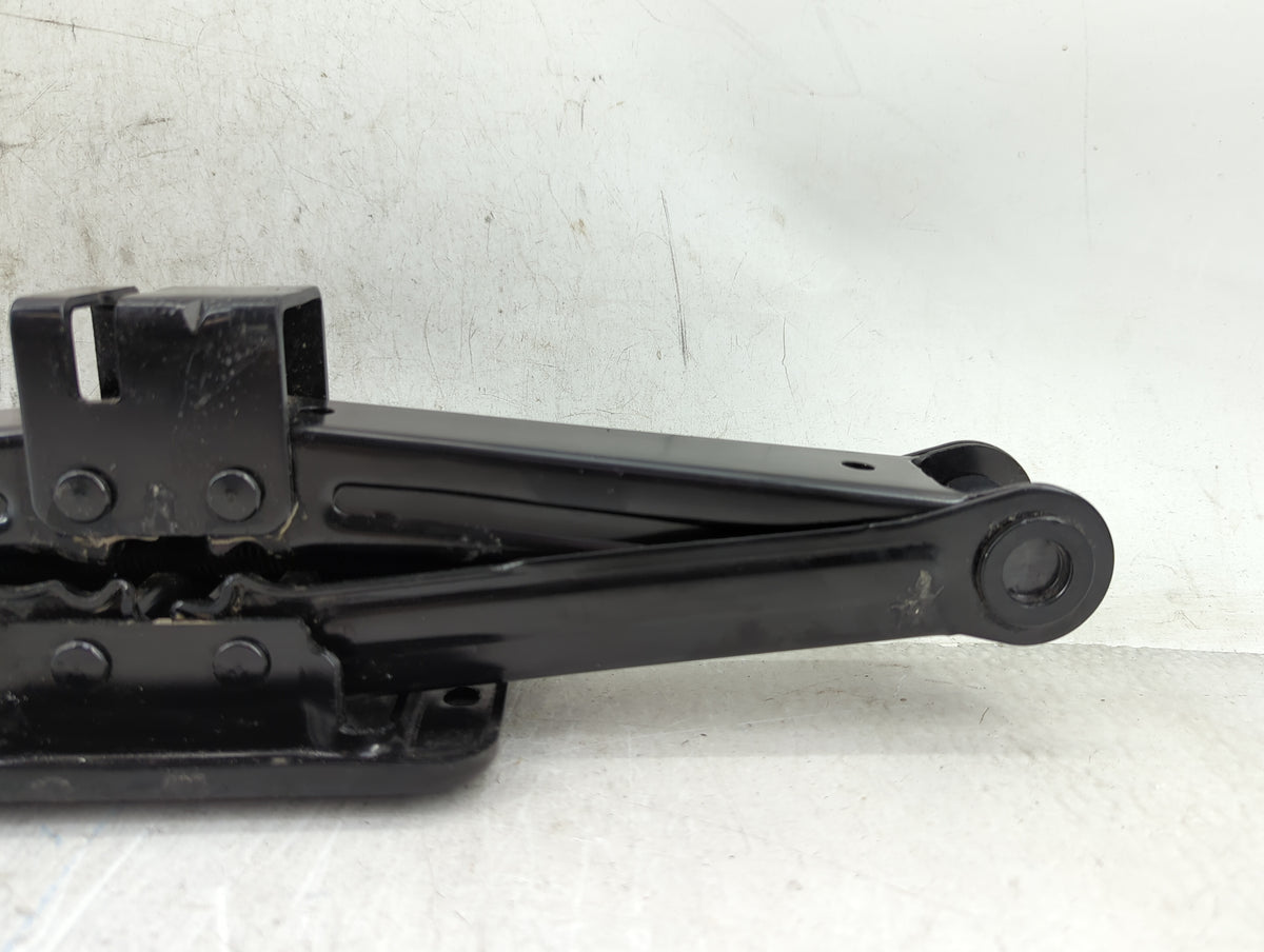 2019 Hyundai Santa Fe Spare Scissor Car Jack 1431646 - Oemusedautoparts1.com