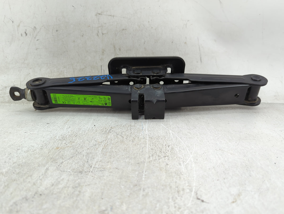 2019 Hyundai Santa Fe Spare Scissor Car Jack 1431646 - Oemusedautoparts1.com