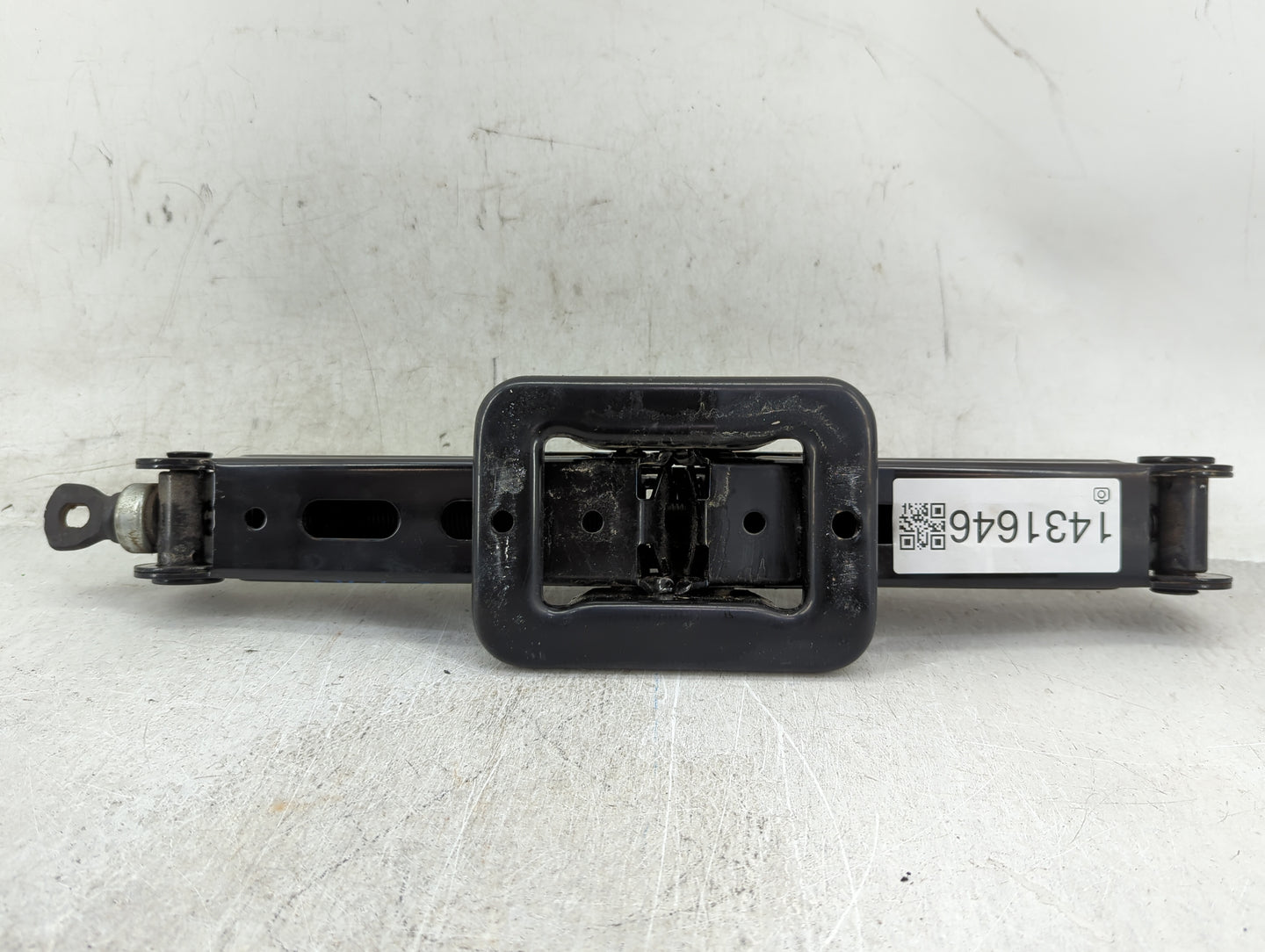 2019 Hyundai Santa Fe Spare Scissor Car Jack 1431646 - Oemusedautoparts1.com
