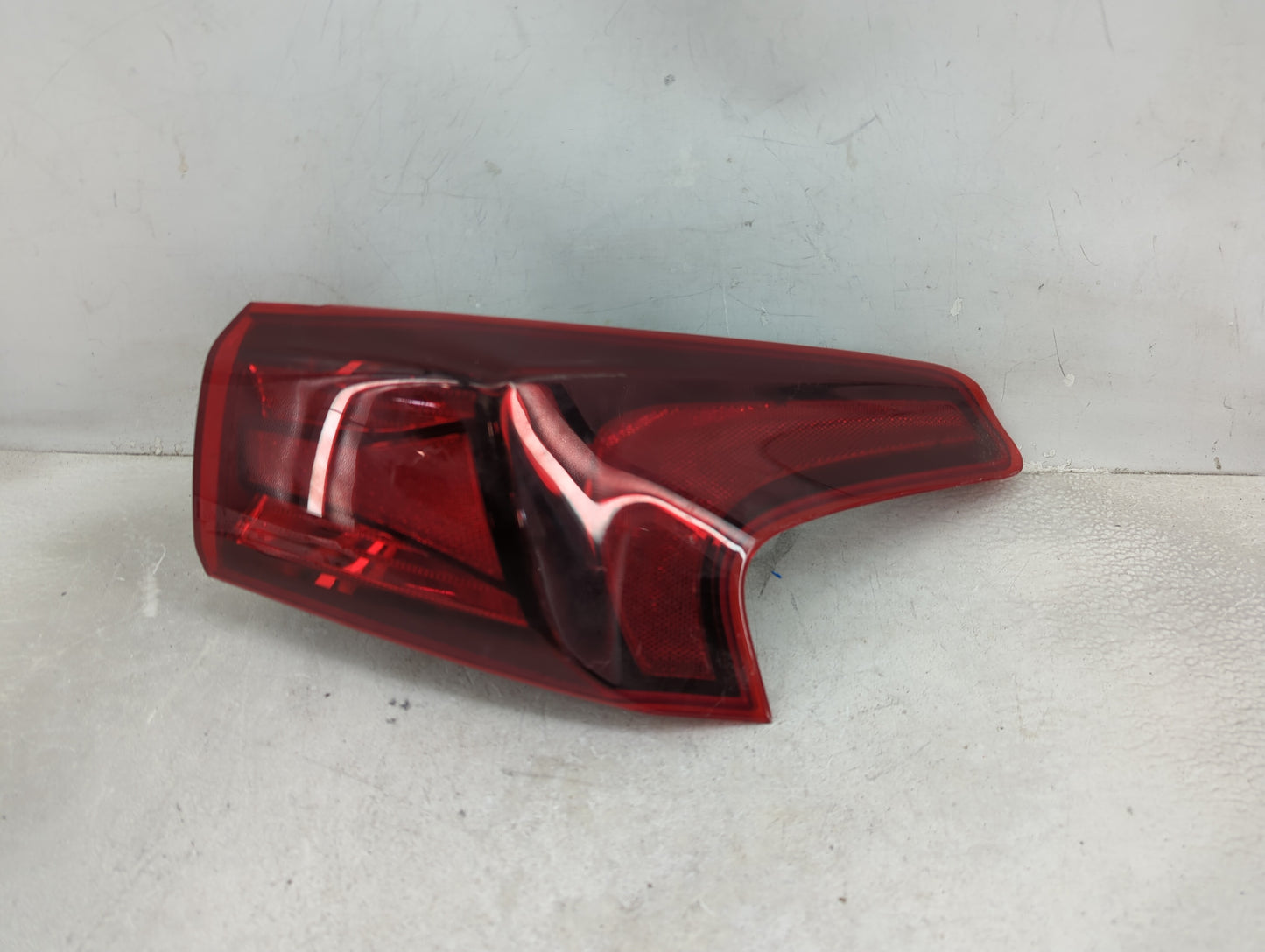 2019-2020 Hyundai Santa Fe Tail Light Assembly Passenger Right OEM P/N:92402S2100 Fits Fits 2019 2020 OEM Used Auto Parts - 