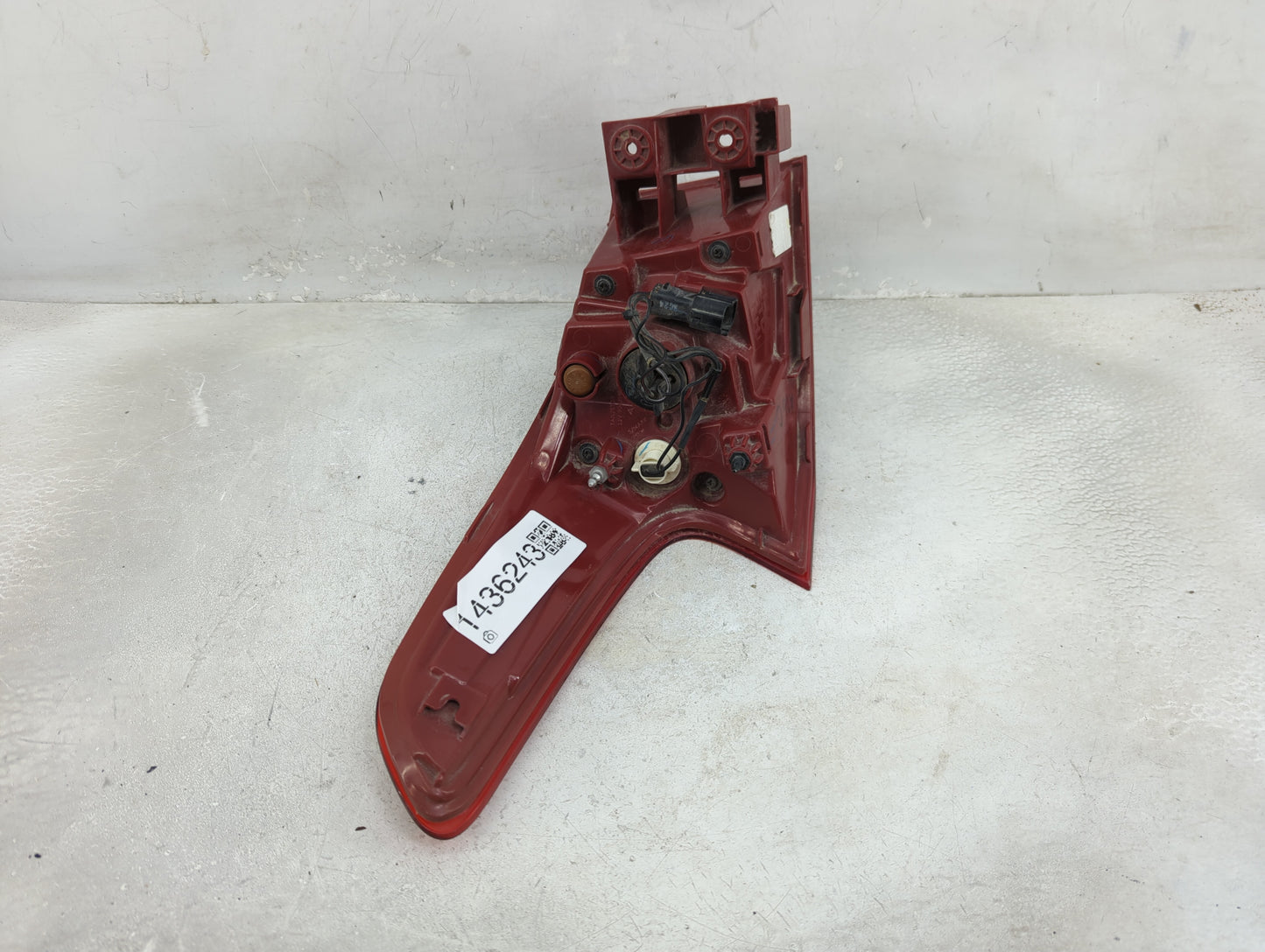 2019-2020 Hyundai Santa Fe Tail Light Assembly Passenger Right OEM P/N:92402S2100 Fits Fits 2019 2020 OEM Used Auto Parts - 