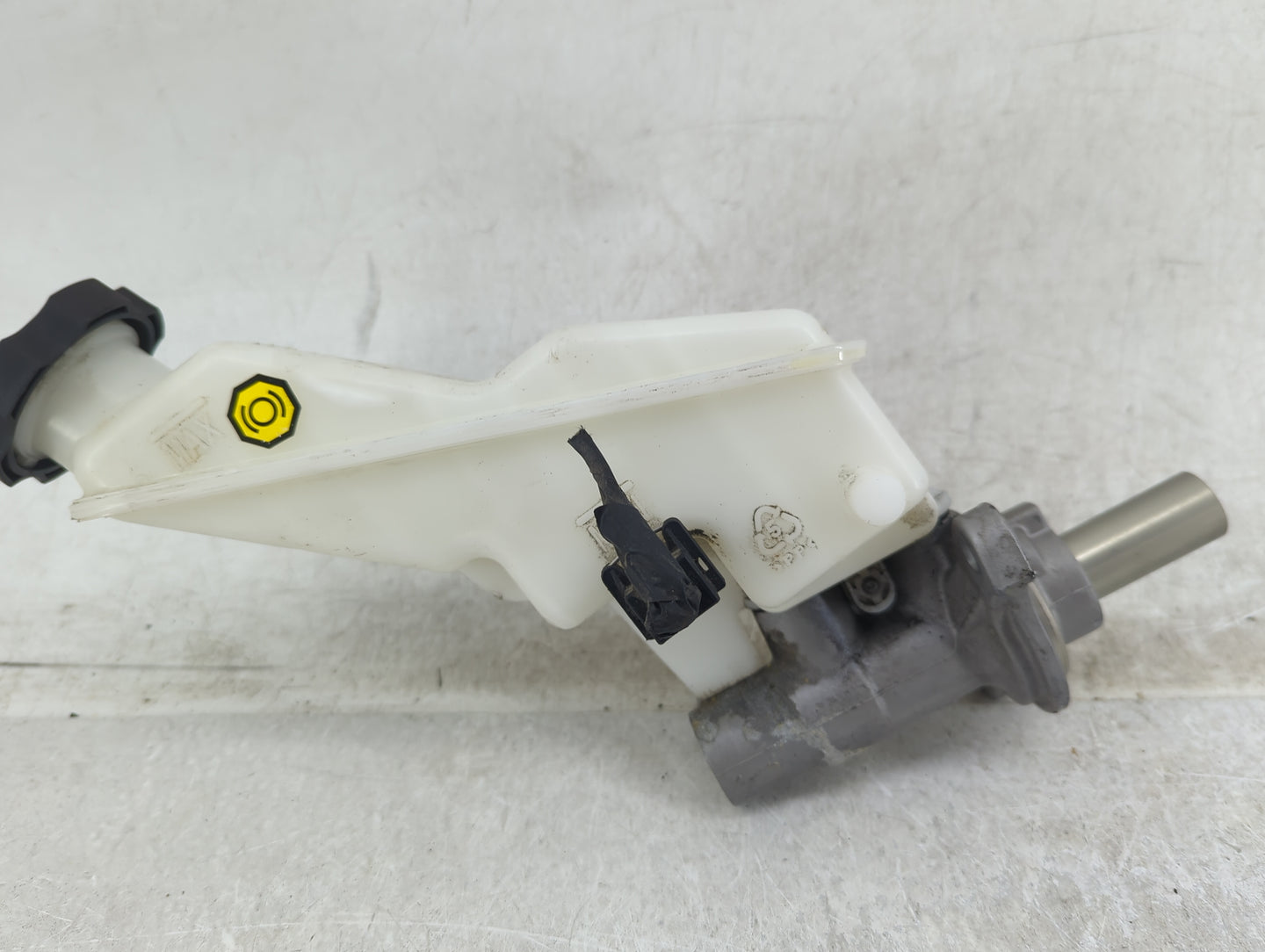 2013-2019 Hyundai Santa Fe Brake Master Cylinder 1451352 - Oemusedautoparts1.com