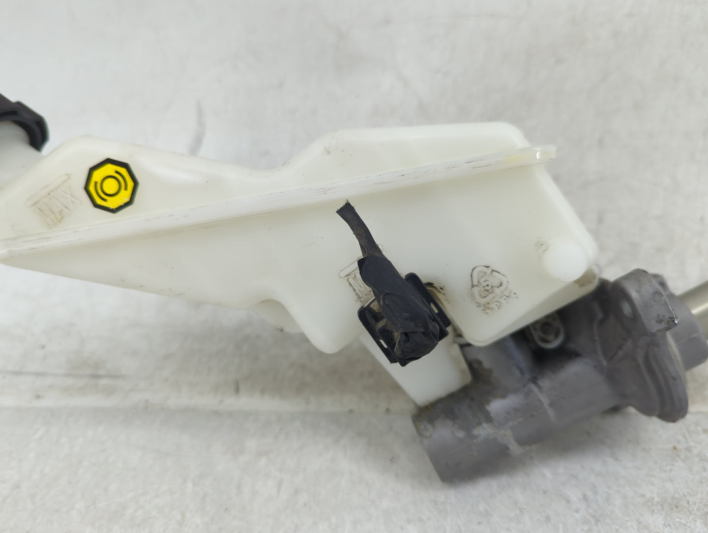 2013-2019 Hyundai Santa Fe Brake Master Cylinder 1451352 - Oemusedautoparts1.com