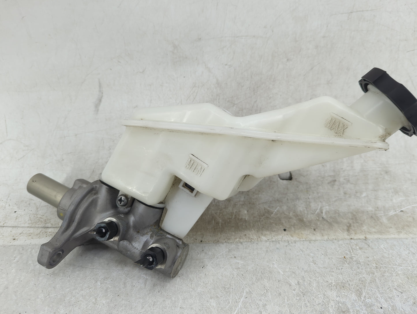 2013-2019 Hyundai Santa Fe Brake Master Cylinder 1451352 - Oemusedautoparts1.com