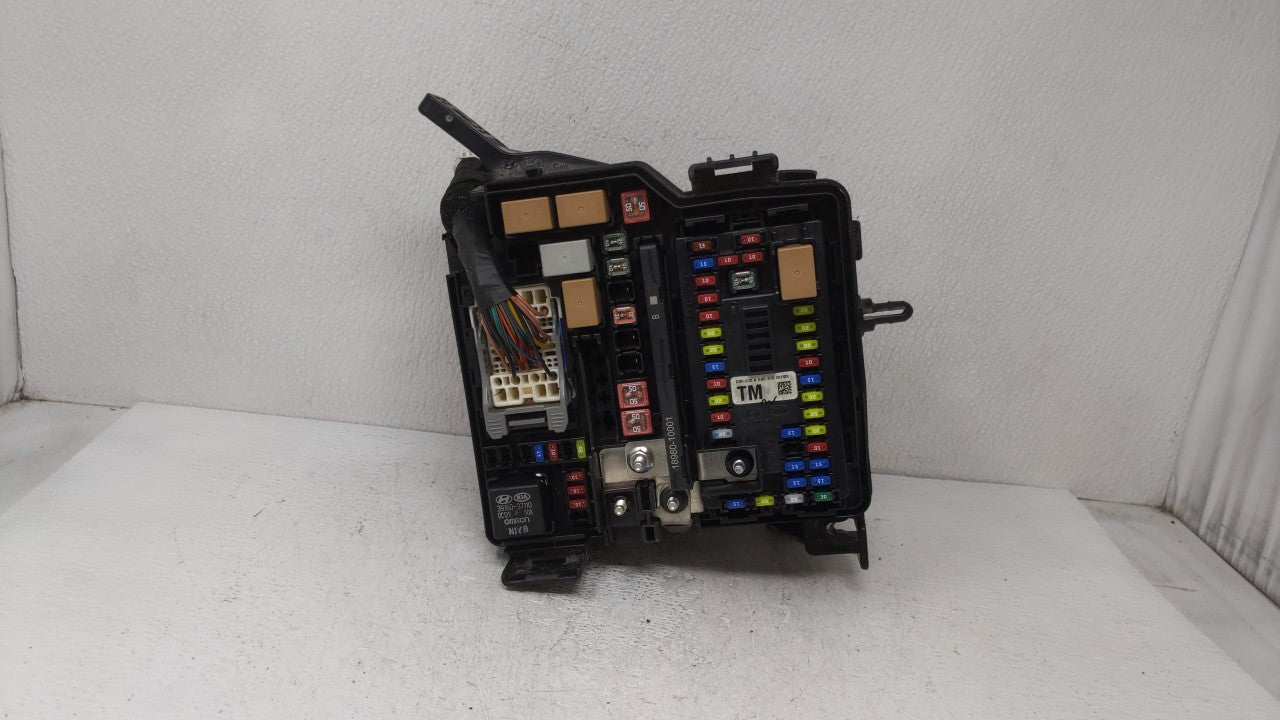 2019-2020 Hyundai Santa Fe Fusebox Fuse Box Panel Relay Module P/N:91200S2410TA 91200S2400TA Fits Fits 2019 2020 OEM Used Au