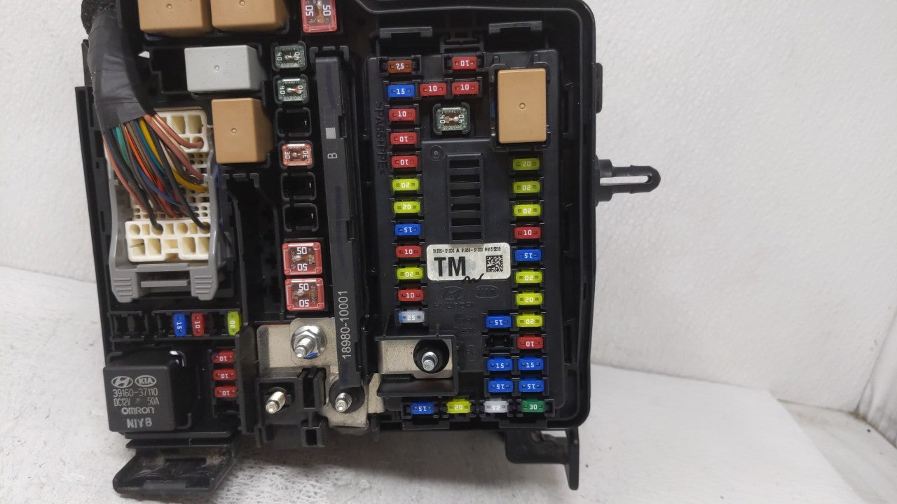 2019-2020 Hyundai Santa Fe Fusebox Fuse Box Panel Relay Module P/N:91200S2410TA 91200S2400TA Fits Fits 2019 2020 OEM Used Au