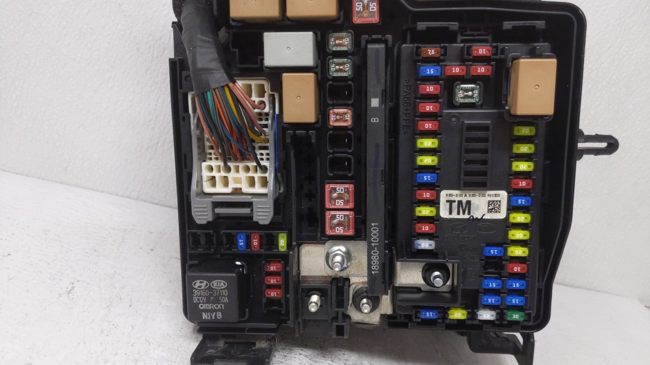 2019-2020 Hyundai Santa Fe Fusebox Fuse Box Panel Relay Module P/N:91200S2410TA 91200S2400TA Fits Fits 2019 2020 OEM Used Au