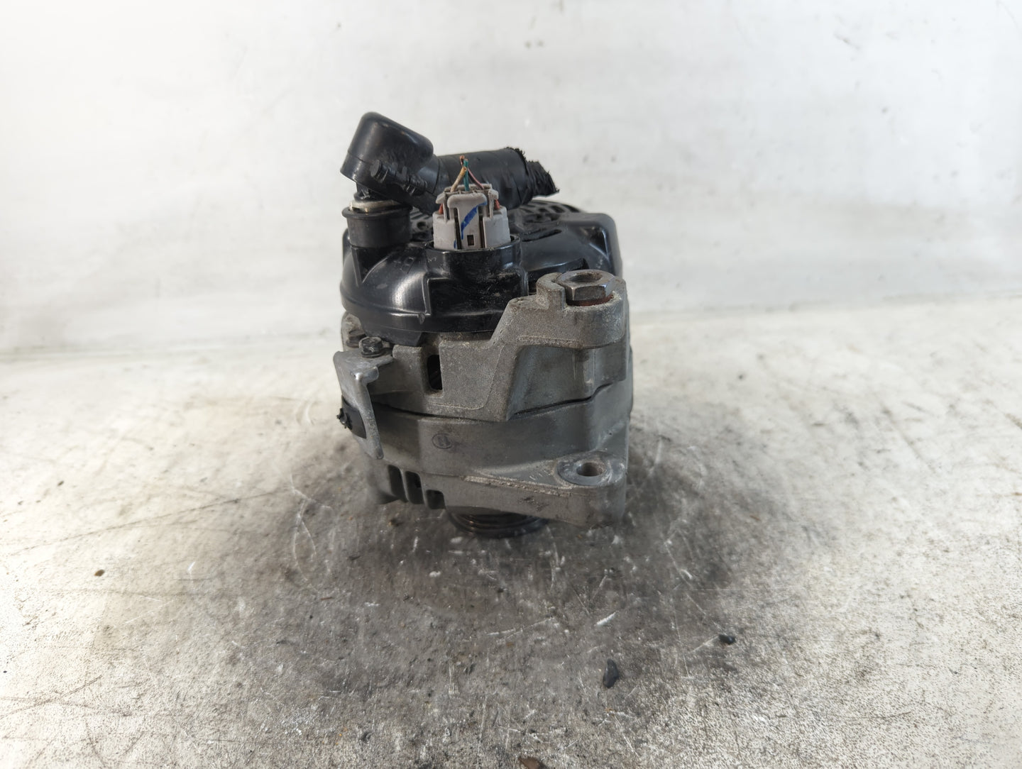 2019-2020 Hyundai Santa Fe Alternator Replacement Generator Charging Assembly Engine OEM P/N:37300-2G061 Fits OEM Used Auto 
