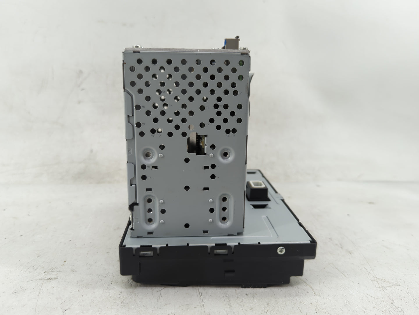 2018-2019 Hyundai Sonata Radio AM FM Cd Player Receiver Replacement P/N:96160-C2UB04X Fits Fits 2018 2019 OEM Used Auto Part