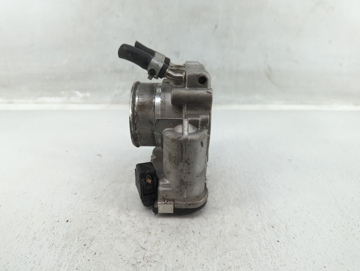2015-2019 Hyundai Sonata Throttle Body P/N:35100-2G610 Fits Fits 2015 2016 2017 2018 2019 2020 2021 OEM Used Auto Parts - Oe