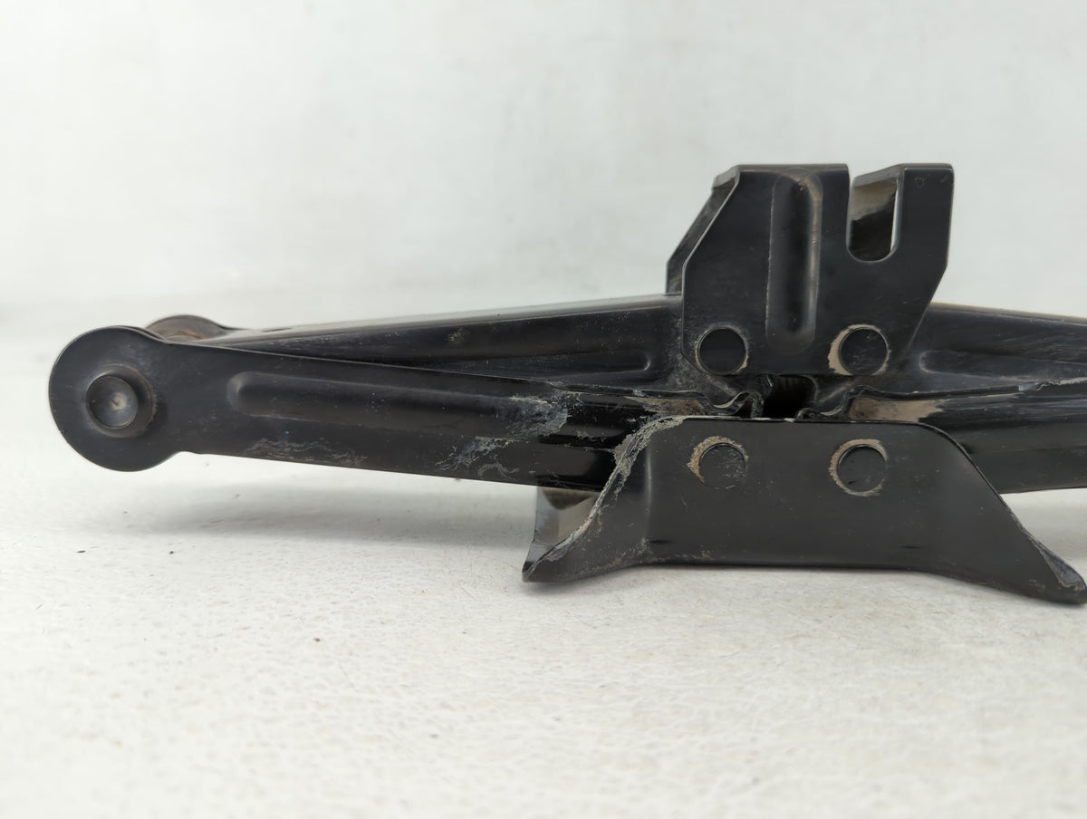 2019 Hyundai Sonata Spare Scissor Car Jack 595905 - Oemusedautoparts1.com