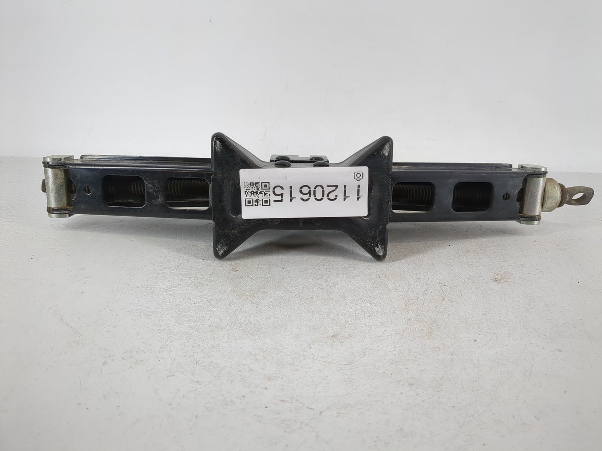 2019 Hyundai Tucson Spare Scissor Car Jack 1120615 - Oemusedautoparts1.com