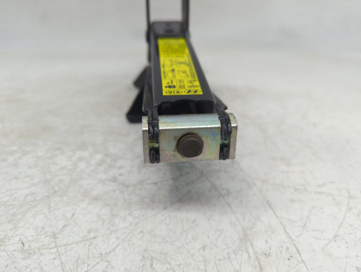 2019 Hyundai Tucson Spare Scissor Car Jack 1157467 - Oemusedautoparts1.com