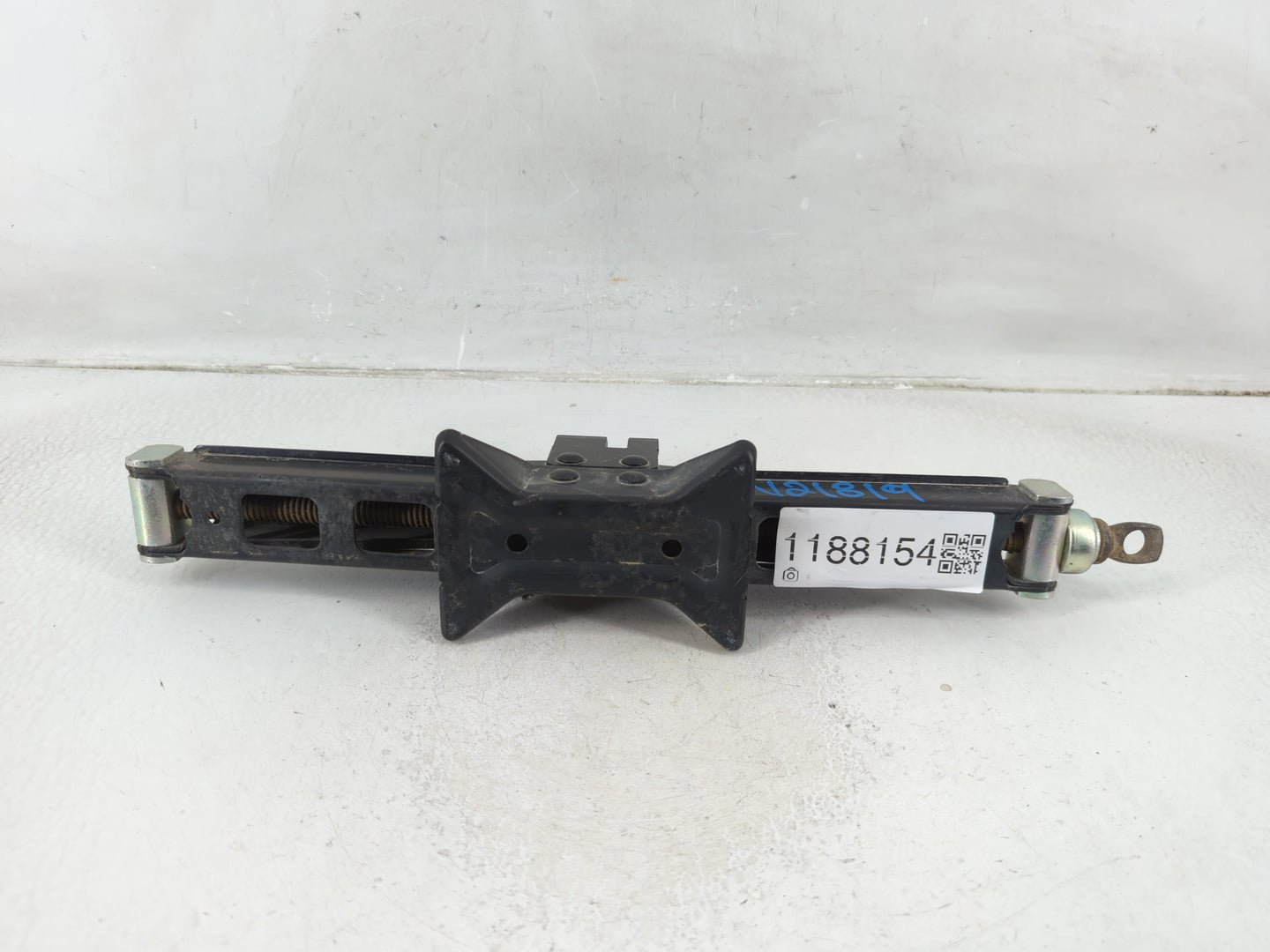 2019 Hyundai Tucson Spare Scissor Car Jack 1188154 - Oemusedautoparts1.com
