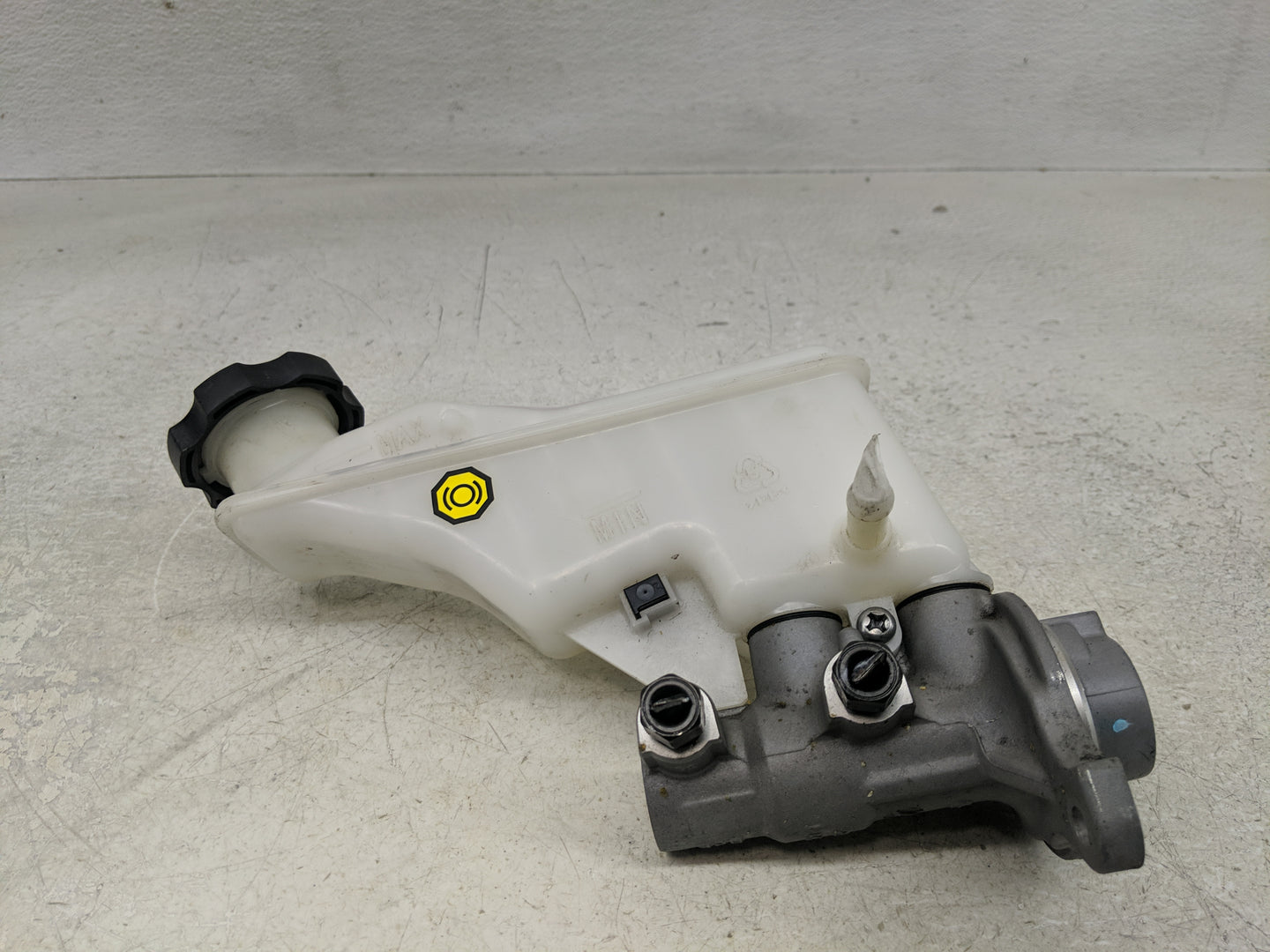 2016-2021 Hyundai Tucson Brake Master Cylinder - Oemusedautoparts1.com