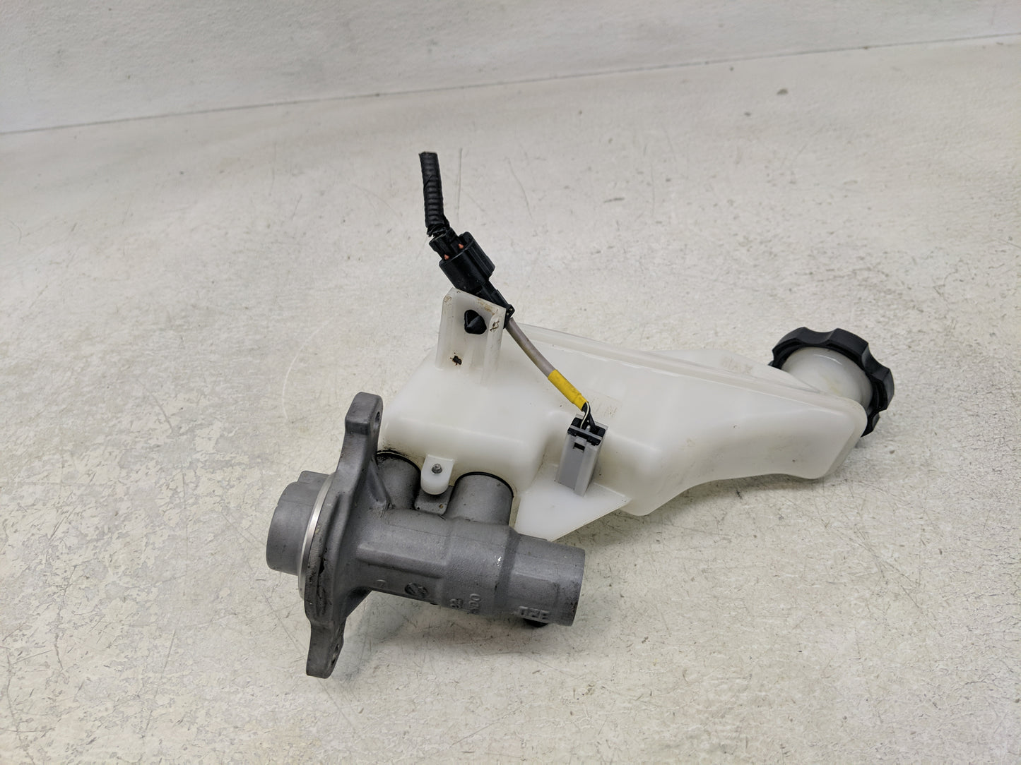 2016-2021 Hyundai Tucson Brake Master Cylinder - Oemusedautoparts1.com