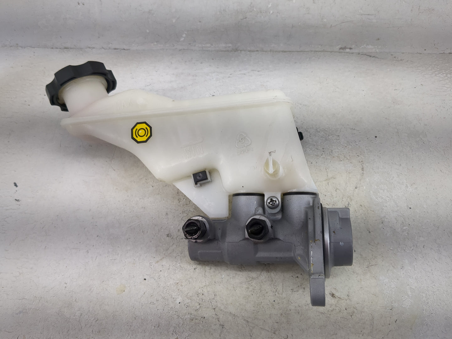 2016-2021 Hyundai Tucson Brake Master Cylinder 1492453 - Oemusedautoparts1.com