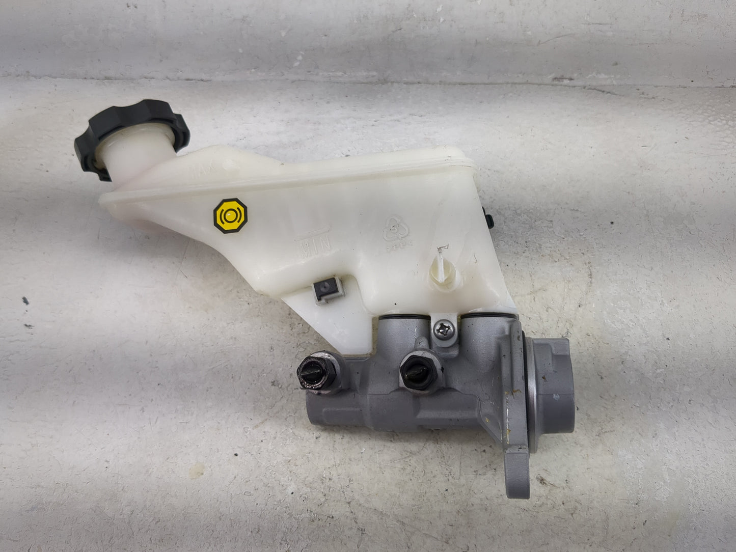 2016-2021 Hyundai Tucson Brake Master Cylinder 1492453 - Oemusedautoparts1.com
