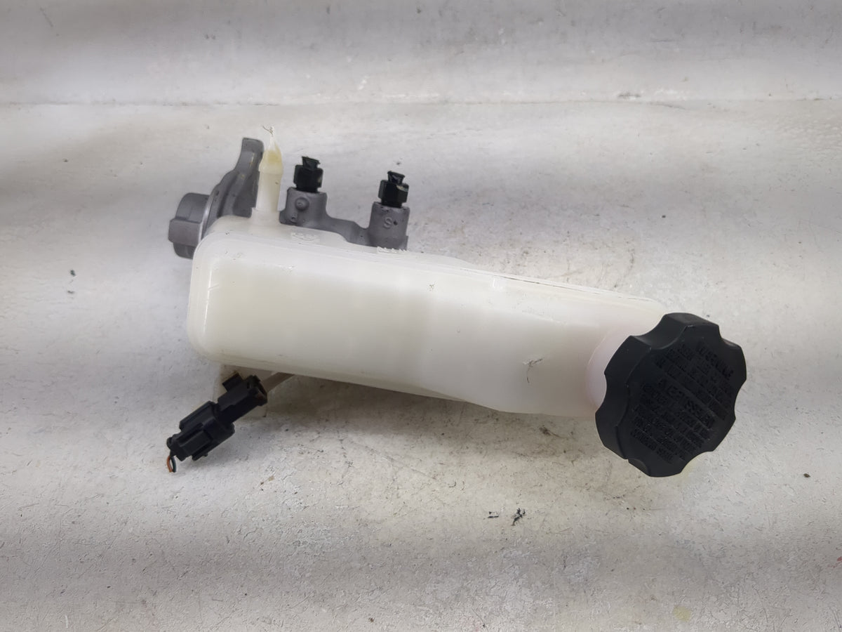2016-2021 Hyundai Tucson Brake Master Cylinder 1492453 - Oemusedautoparts1.com