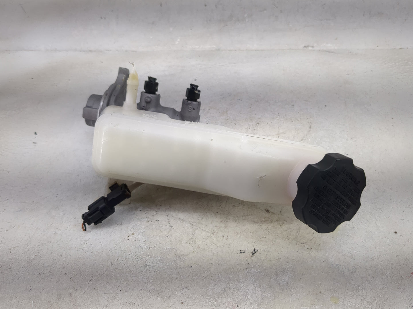 2016-2021 Hyundai Tucson Brake Master Cylinder 1492453 - Oemusedautoparts1.com