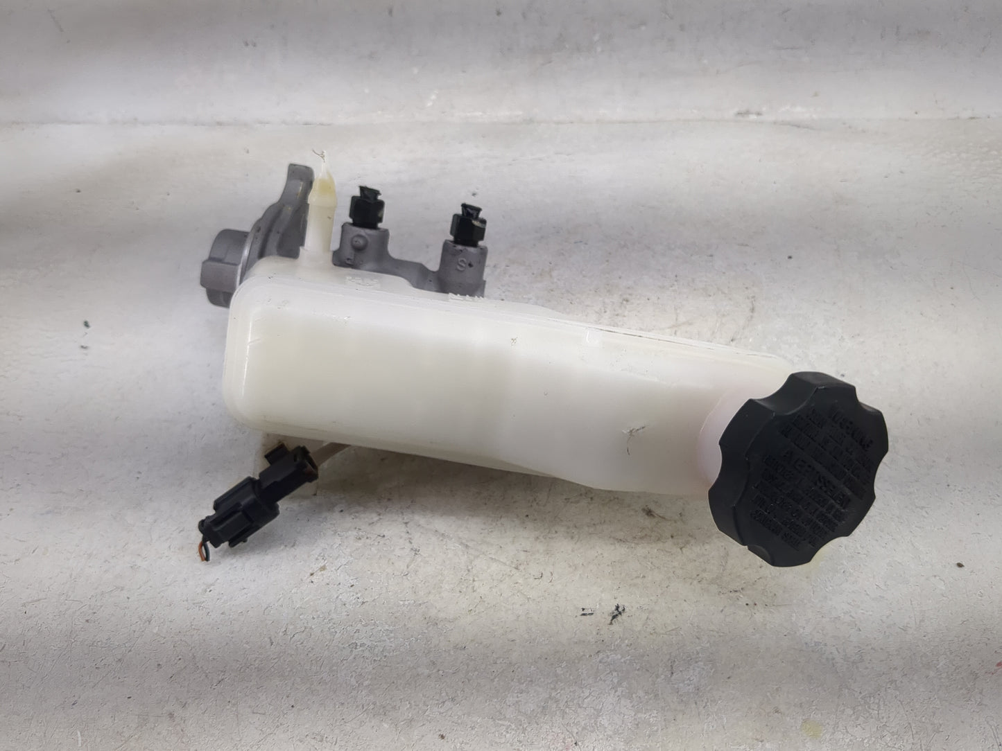 2016-2021 Hyundai Tucson Brake Master Cylinder 1492453 - Oemusedautoparts1.com