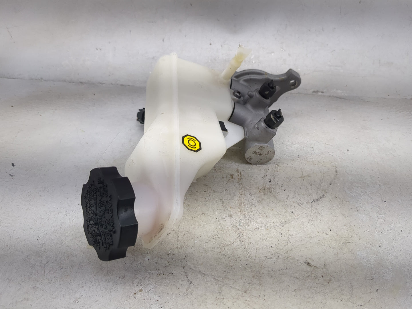 2016-2021 Hyundai Tucson Brake Master Cylinder 1492453 - Oemusedautoparts1.com