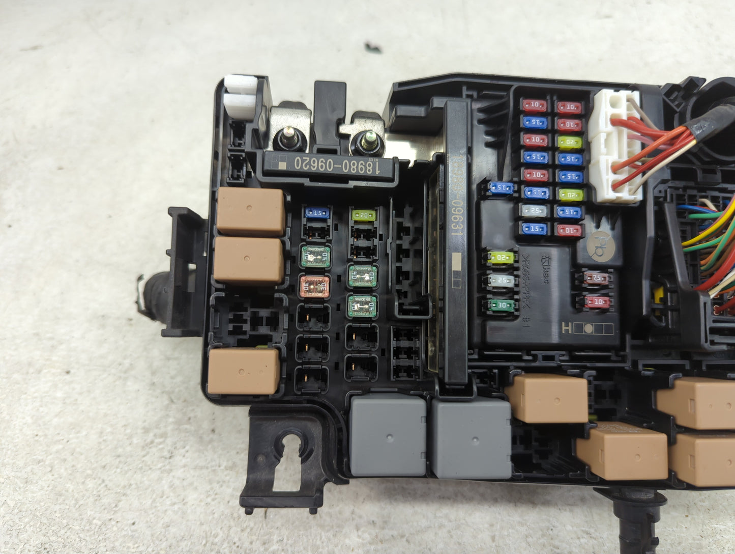2019-2020 Hyundai Veloster Fusebox Fuse Box Panel Relay Module P/N:91956-J3820 Fits Fits 2019 2020 OEM Used Auto Parts - Oem