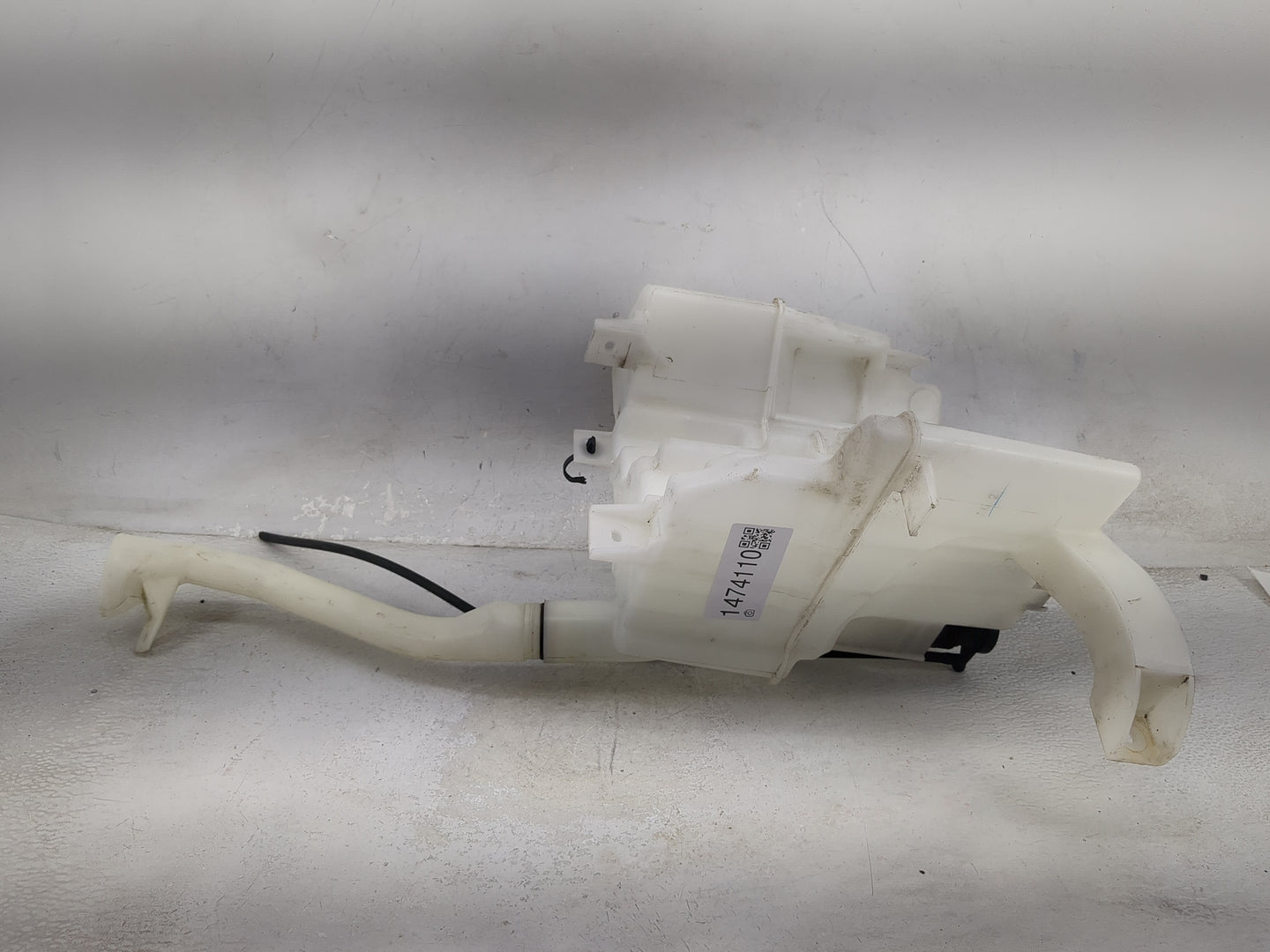 2017-2020 Infiniti Q60 Windshield Washer Fluid Reservoir Bottle Oem - Oemusedautoparts1.com