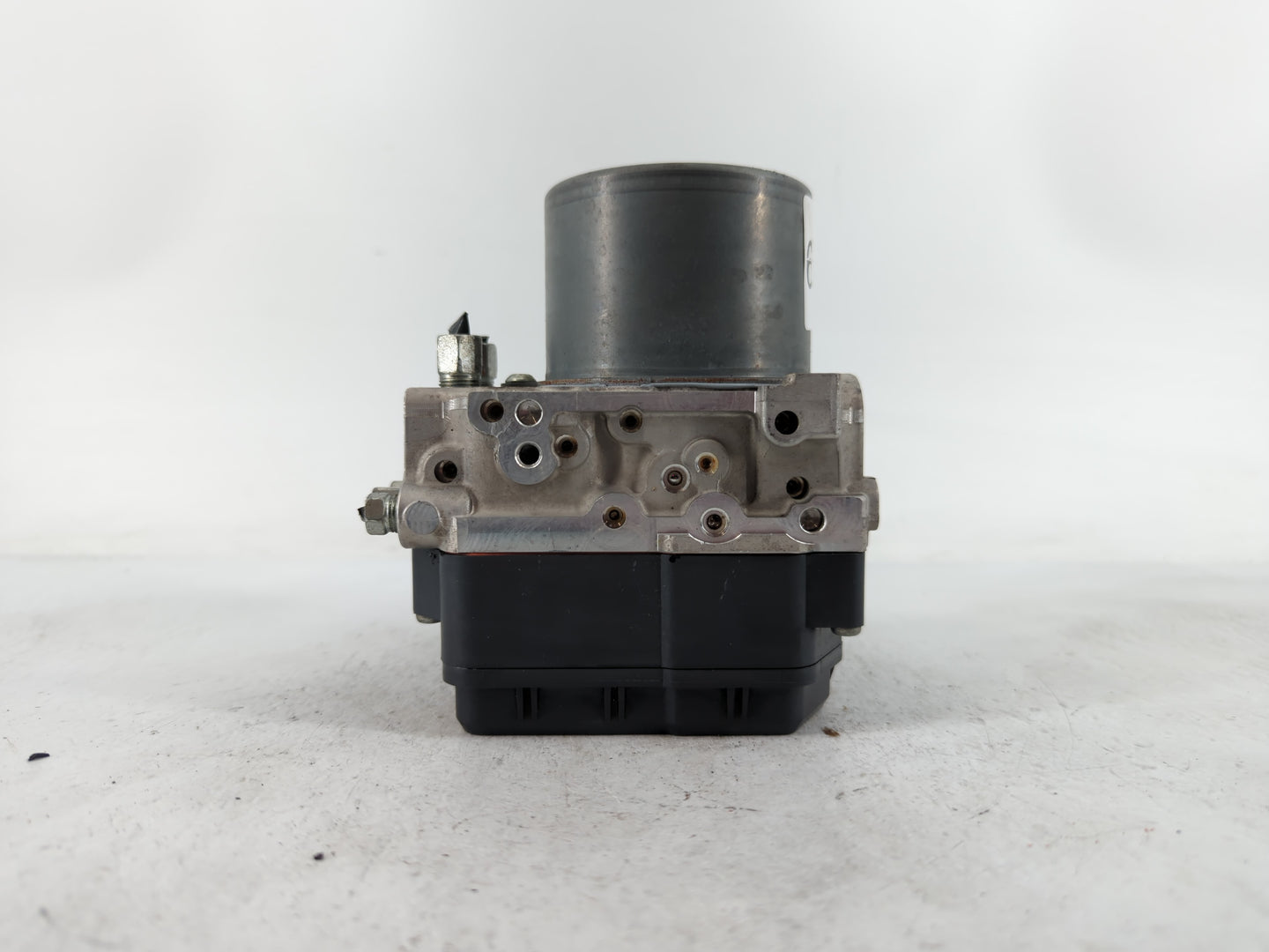 2018-2020 Infiniti Q60 ABS Pump Control Module Replacement P/N:47660 5CH0A 133230-7241 Fits Fits 2018 2019 2020 OEM Used Aut