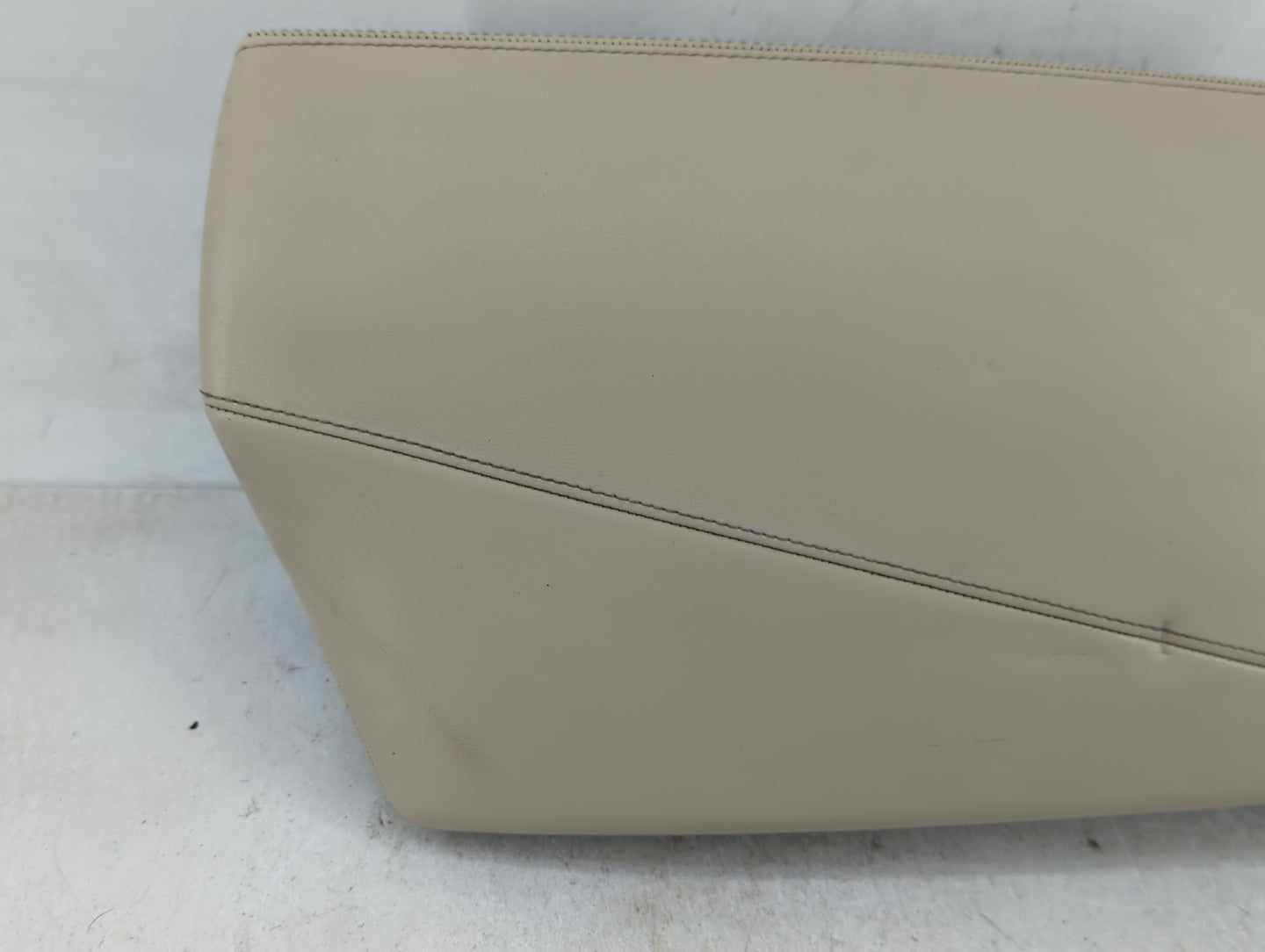 2019 Infiniti Qx50 Center Console Armrest Cover Lid P/N:1841006X Fits OEM Used Auto Parts - Oemusedautoparts1.com