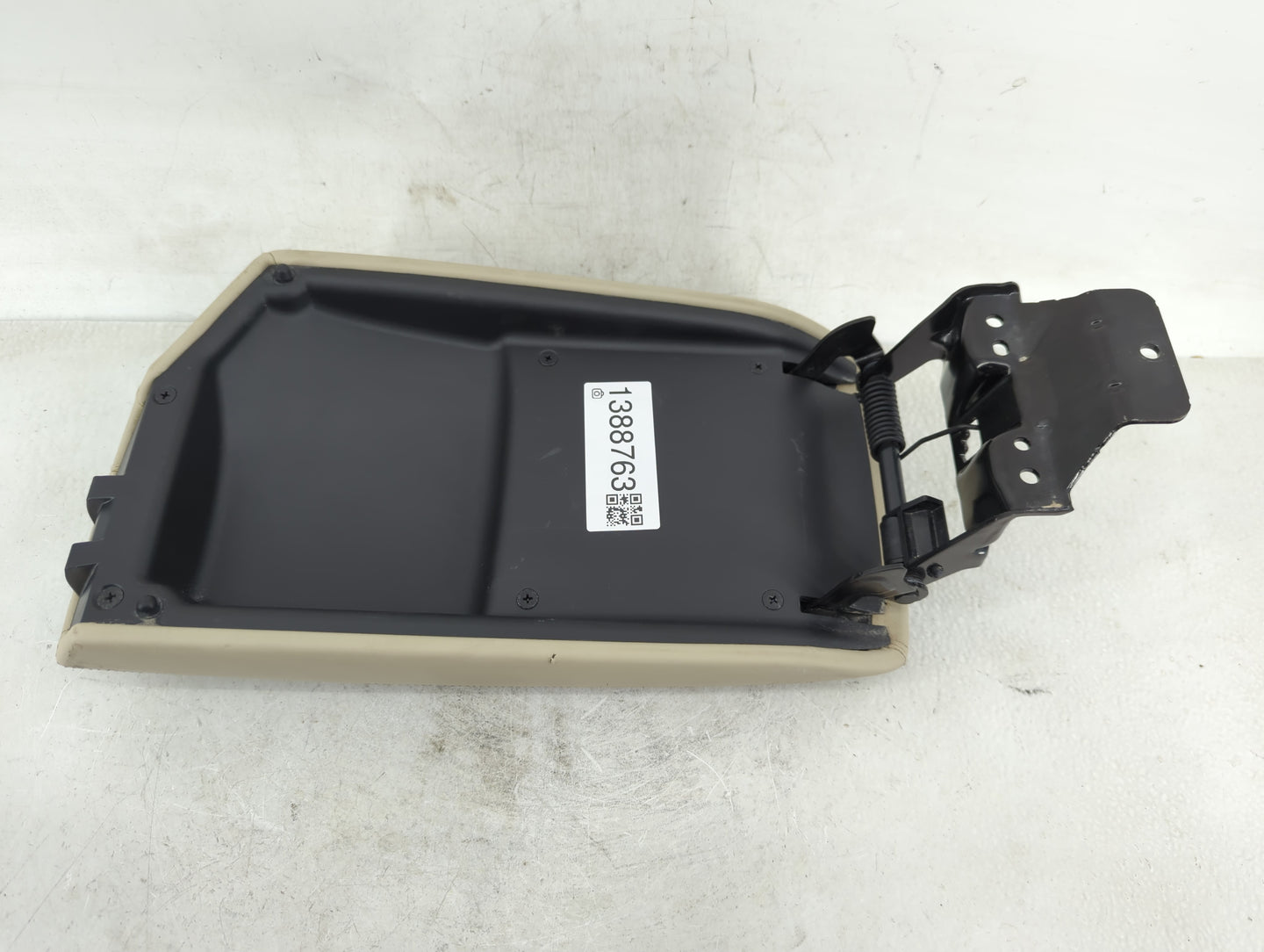 2019 Infiniti Qx50 Center Console Armrest Cover Lid P/N:1841006X Fits OEM Used Auto Parts - Oemusedautoparts1.com