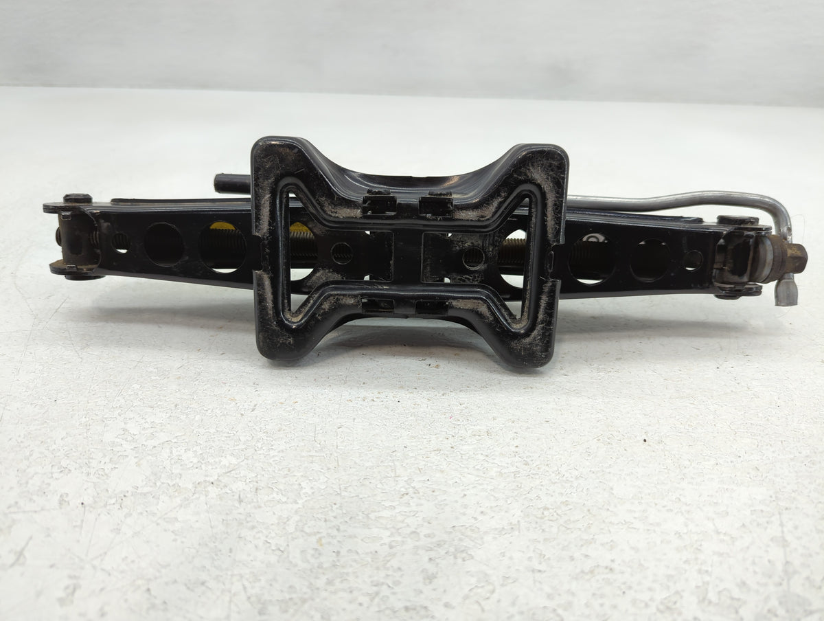 2019 Jaguar Xf Spare Scissor Car Jack 735335 - Oemusedautoparts1.com