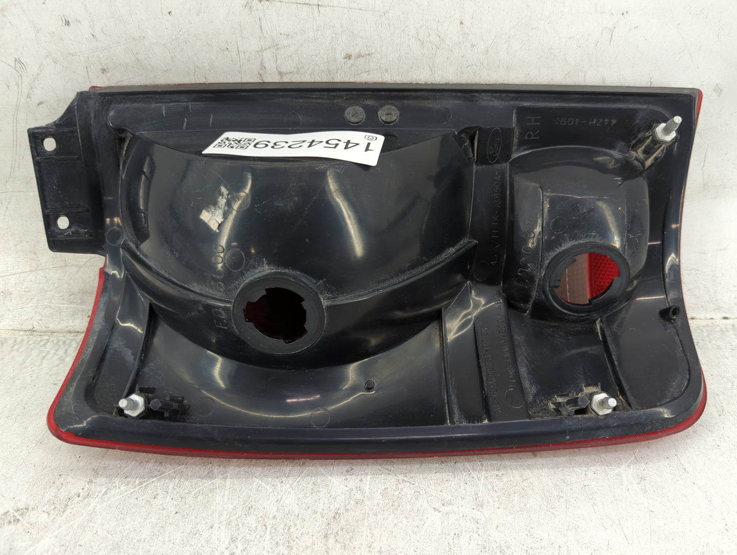 2019-2022 Jeep Cherokee Tail Light Assembly Passenger Right OEM P/N:44ZH-1093 Fits Fits 2019 2020 2021 2022 OEM Used Auto Pa