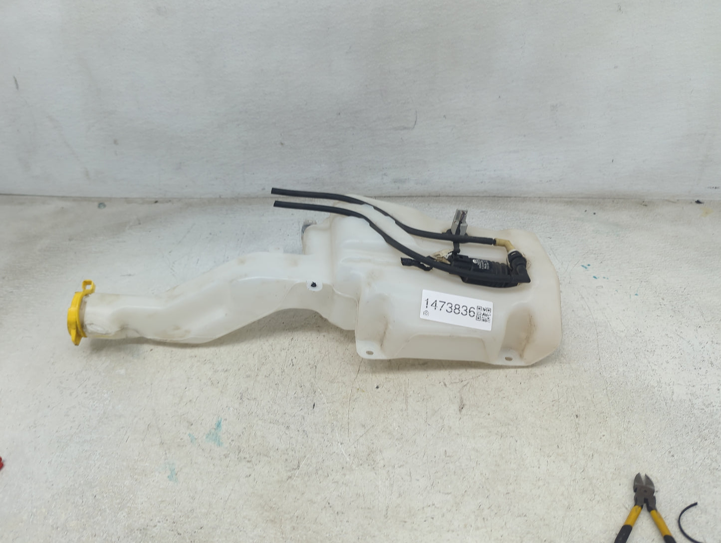 2019-2022 Jeep Cherokee Windshield Washer Fluid Reservoir Bottle Oem - Oemusedautoparts1.com