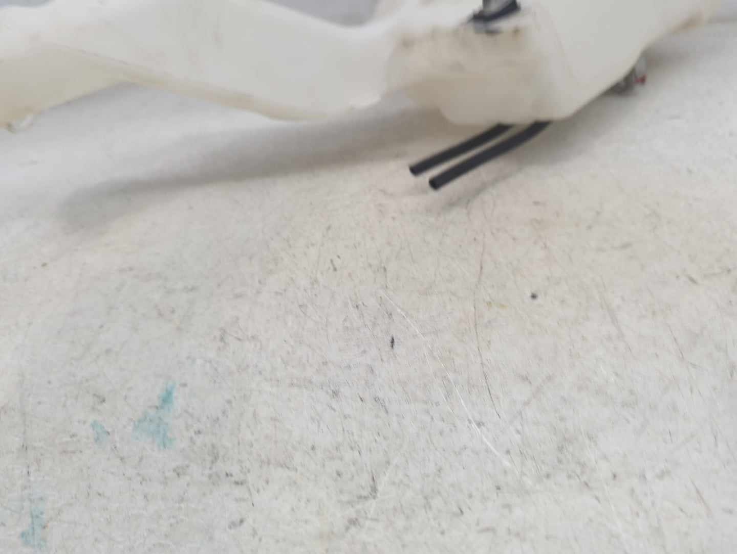 2019-2022 Jeep Cherokee Windshield Washer Fluid Reservoir Bottle Oem - Oemusedautoparts1.com