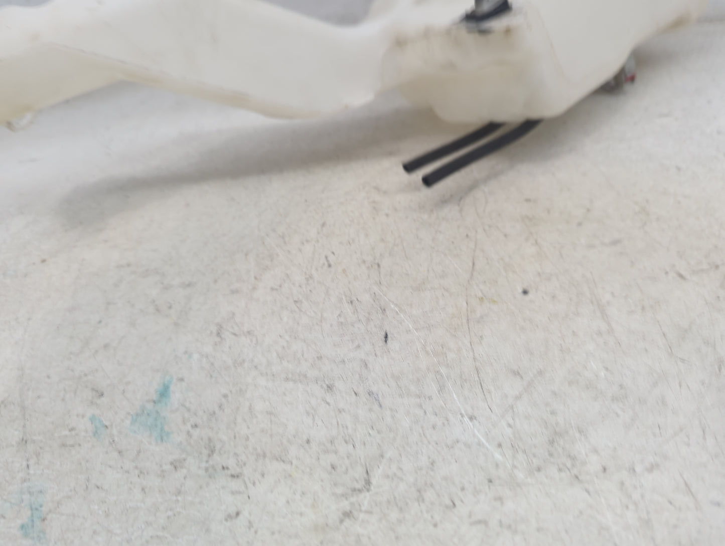 2019-2022 Jeep Cherokee Windshield Washer Fluid Reservoir Bottle Oem - Oemusedautoparts1.com