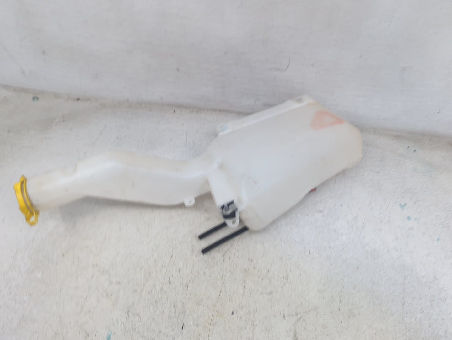 2019-2022 Jeep Cherokee Windshield Washer Fluid Reservoir Bottle Oem - Oemusedautoparts1.com