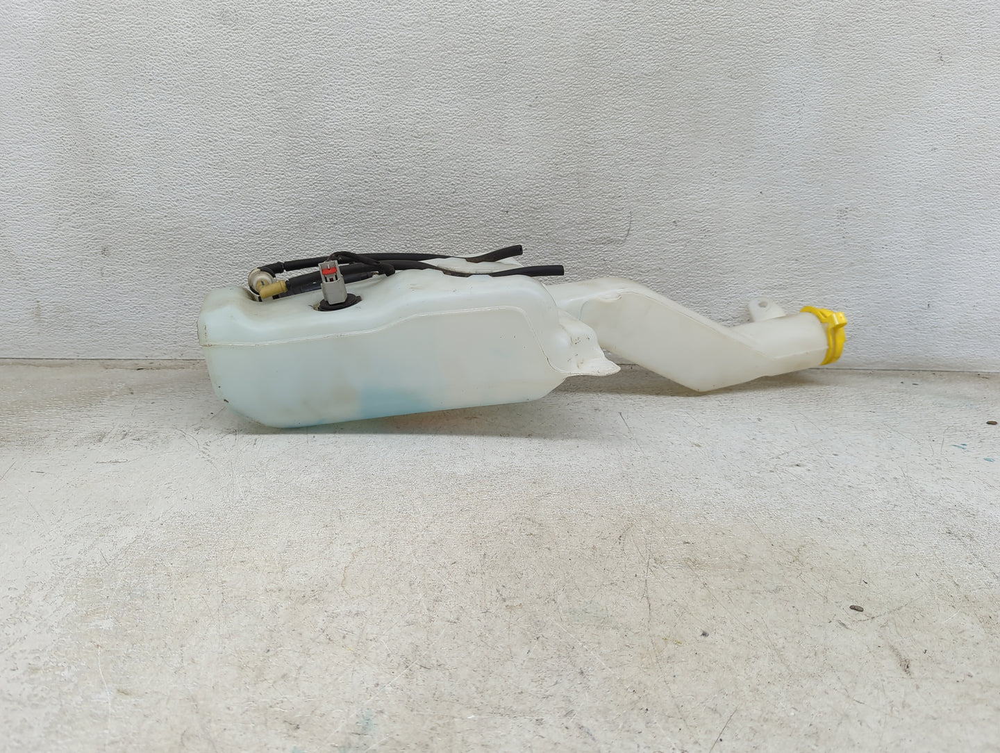 2019-2022 Jeep Cherokee Windshield Washer Fluid Reservoir Bottle Oem 1473881 - Oemusedautoparts1.com