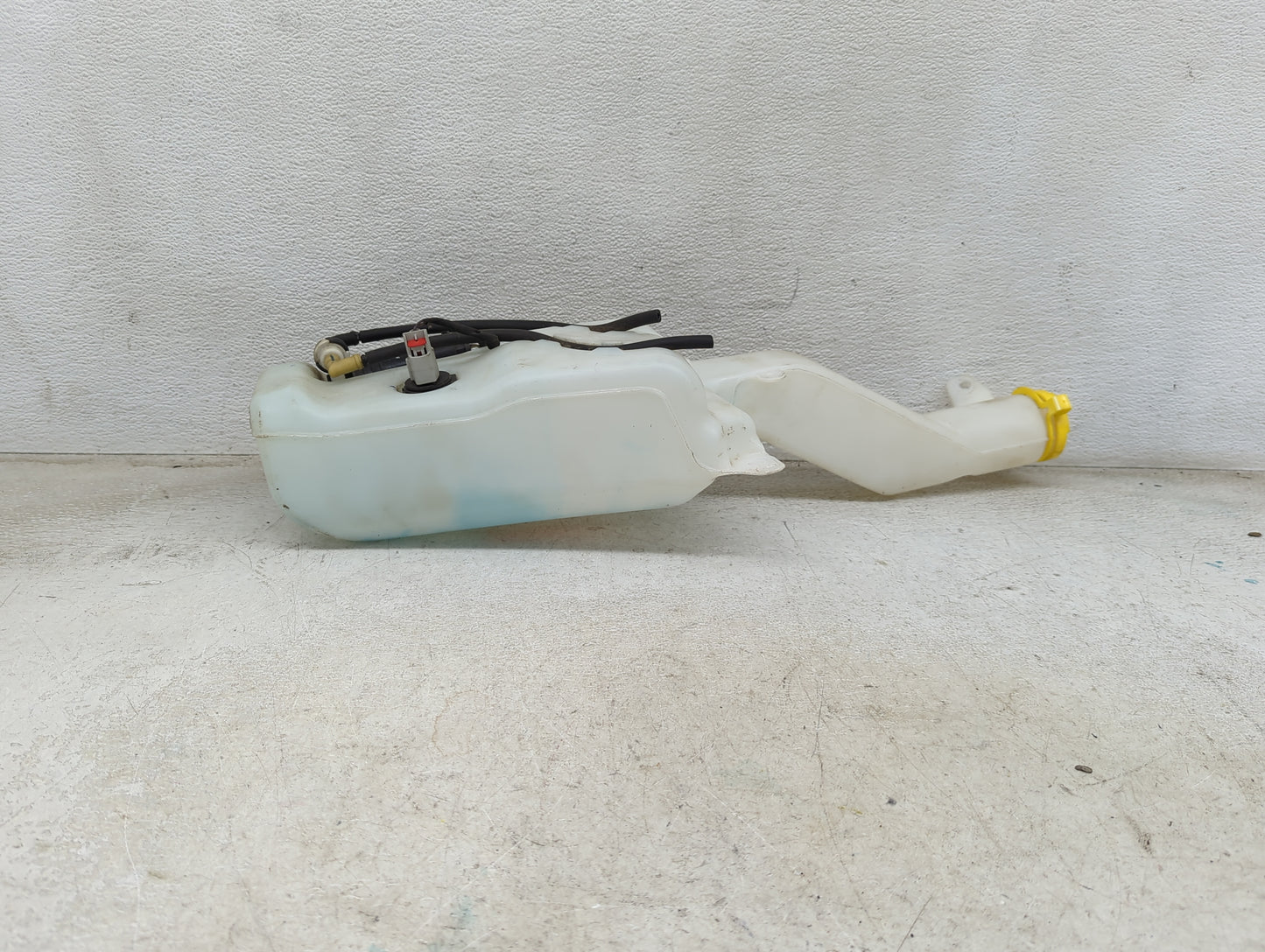 2019-2022 Jeep Cherokee Windshield Washer Fluid Reservoir Bottle Oem 1473881 - Oemusedautoparts1.com