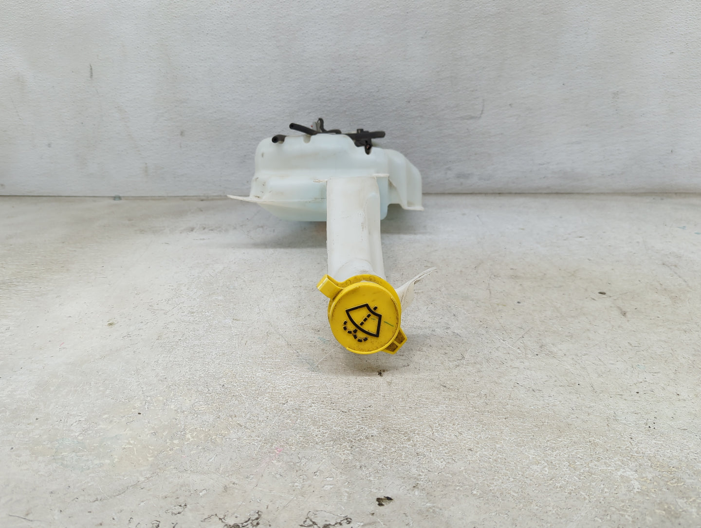 2019-2022 Jeep Cherokee Windshield Washer Fluid Reservoir Bottle Oem 1473881 - Oemusedautoparts1.com
