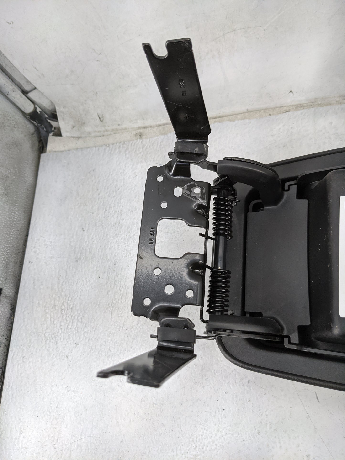 2019 Jeep Cherokee Center Console Armrest Cover Lid P/N:2S6S61-DX9LAA 68477593948190X9LAA0 Fits OEM Used Auto Parts - Oemuse