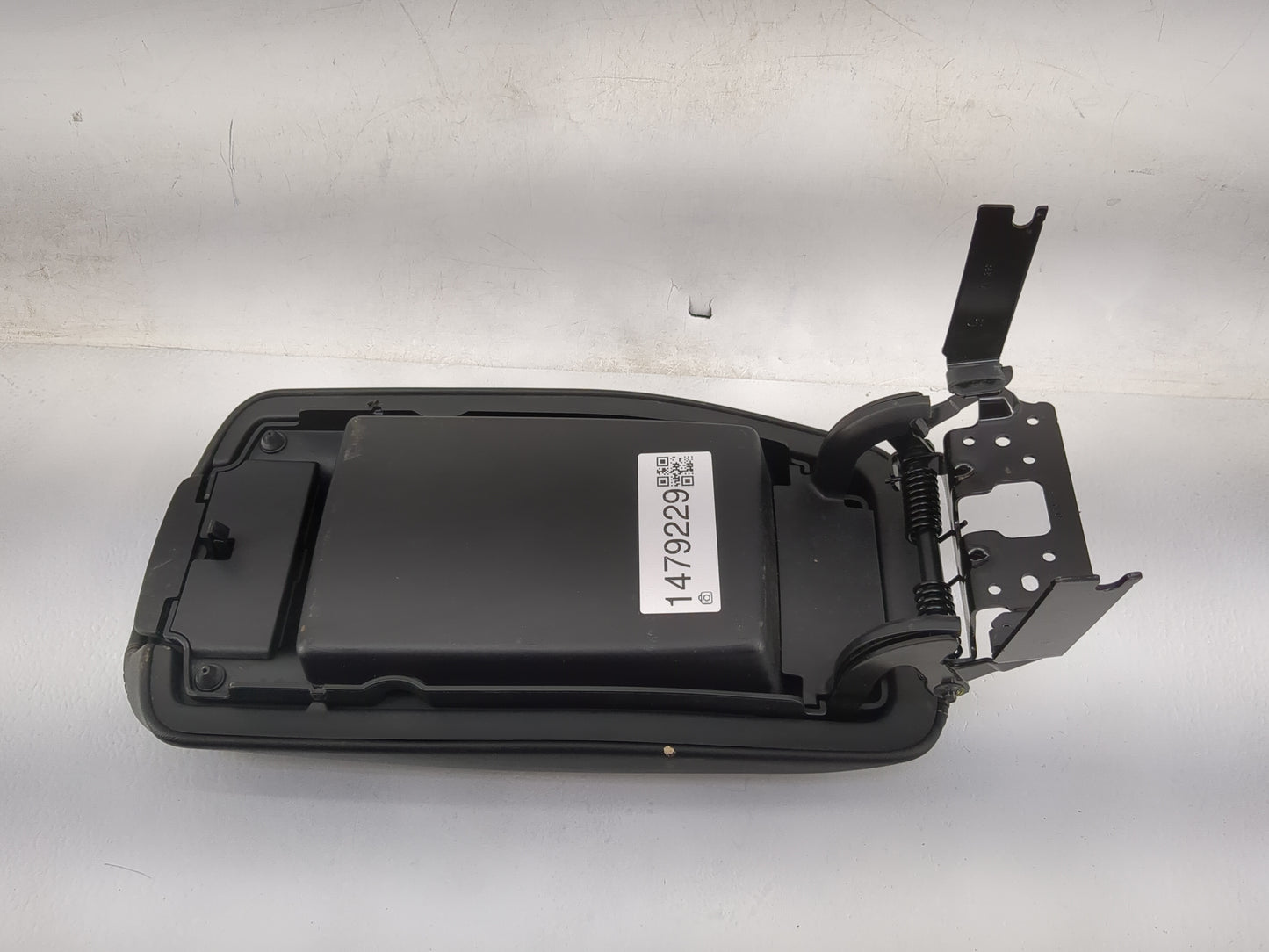 2019 Jeep Cherokee Center Console Armrest Cover Lid Fits OEM Used Auto Parts - Oemusedautoparts1.com