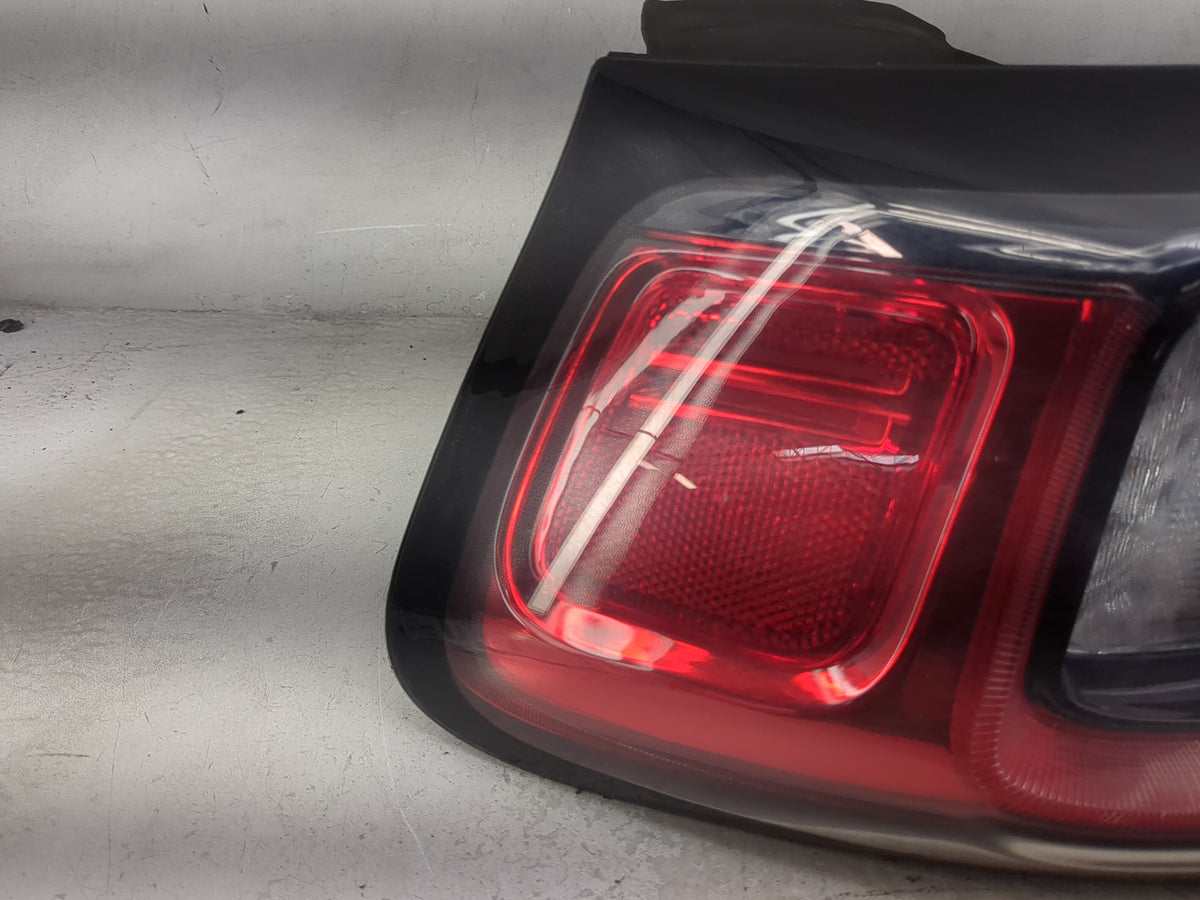 2019-2022 Jeep Cherokee Tail Light Assembly Driver Left OEM P/N:68275961AE 68275959AD Fits Fits 2019 2020 2021 2022 OEM Used