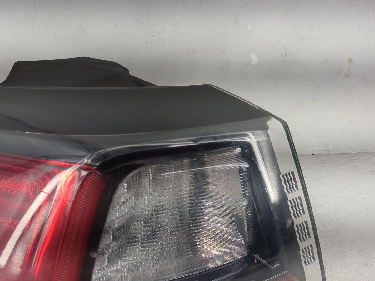 2019-2022 Jeep Cherokee Tail Light Assembly Driver Left OEM P/N:68275961AE 68275959AD Fits Fits 2019 2020 2021 2022 OEM Used