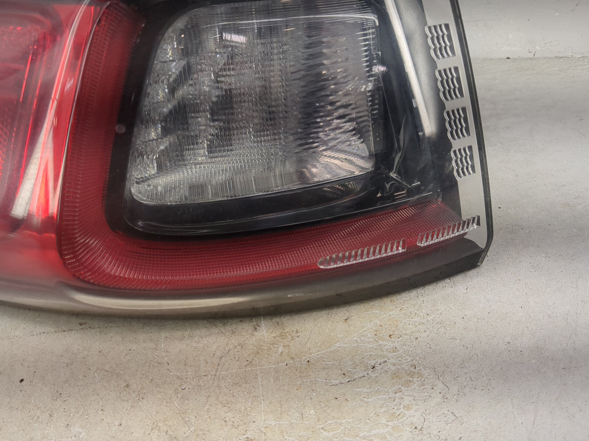 2019-2022 Jeep Cherokee Tail Light Assembly Driver Left OEM P/N:68275961AE 68275959AD Fits Fits 2019 2020 2021 2022 OEM Used