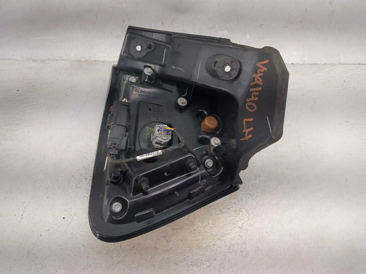 2019-2022 Jeep Cherokee Tail Light Assembly Driver Left OEM P/N:68275961AE 68275959AD Fits Fits 2019 2020 2021 2022 OEM Used