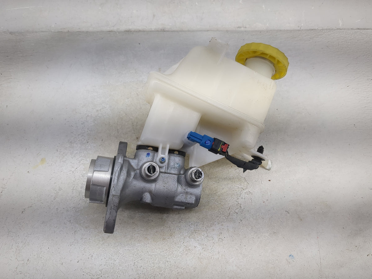 2014-2018 Jeep Cherokee Brake Master Cylinder 1512695 - Oemusedautoparts1.com
