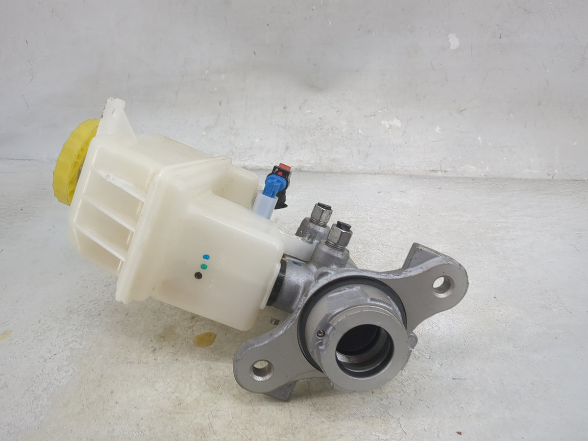 2014-2018 Jeep Cherokee Brake Master Cylinder 1512695 - Oemusedautoparts1.com
