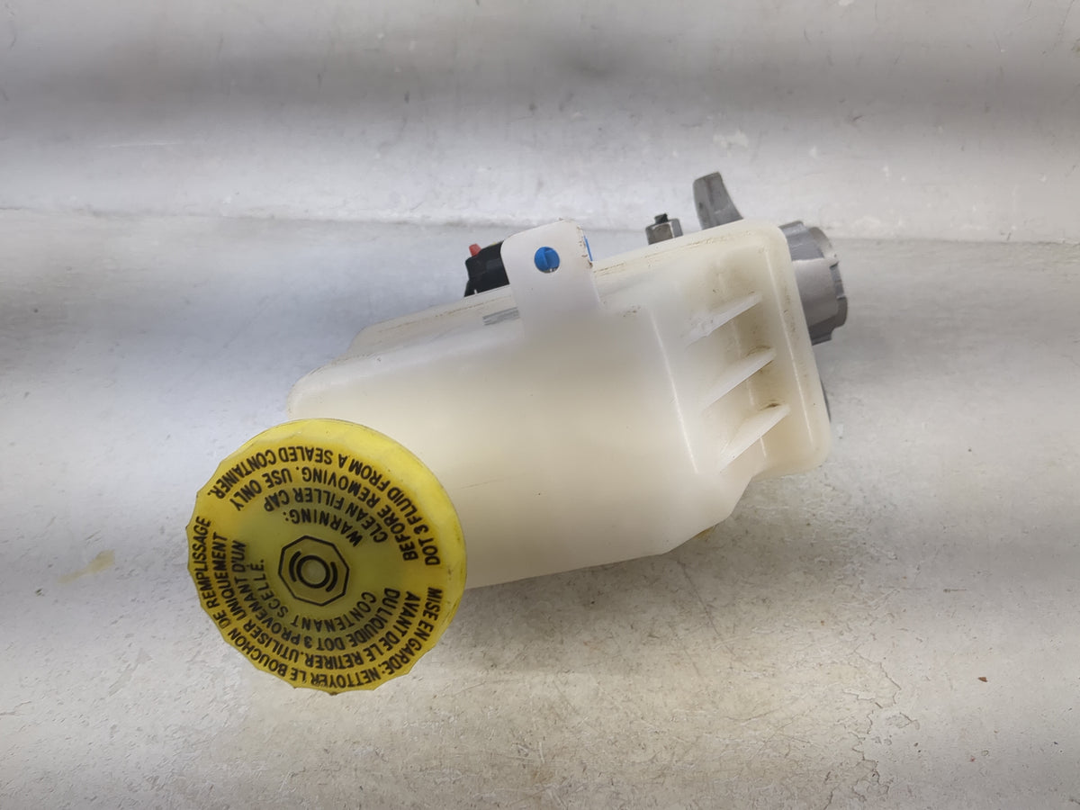 2014-2018 Jeep Cherokee Brake Master Cylinder 1512695 - Oemusedautoparts1.com