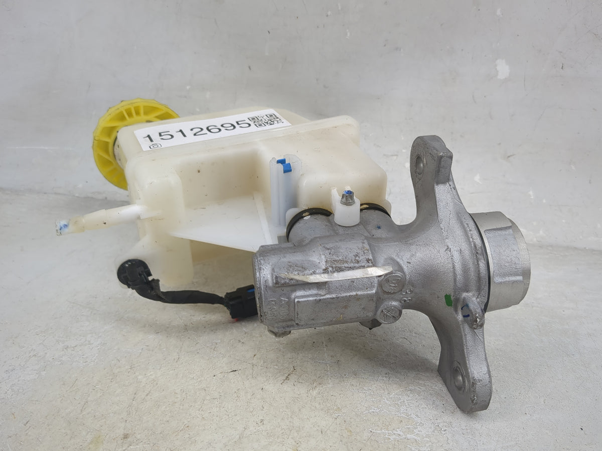 2014-2018 Jeep Cherokee Brake Master Cylinder 1512695 - Oemusedautoparts1.com